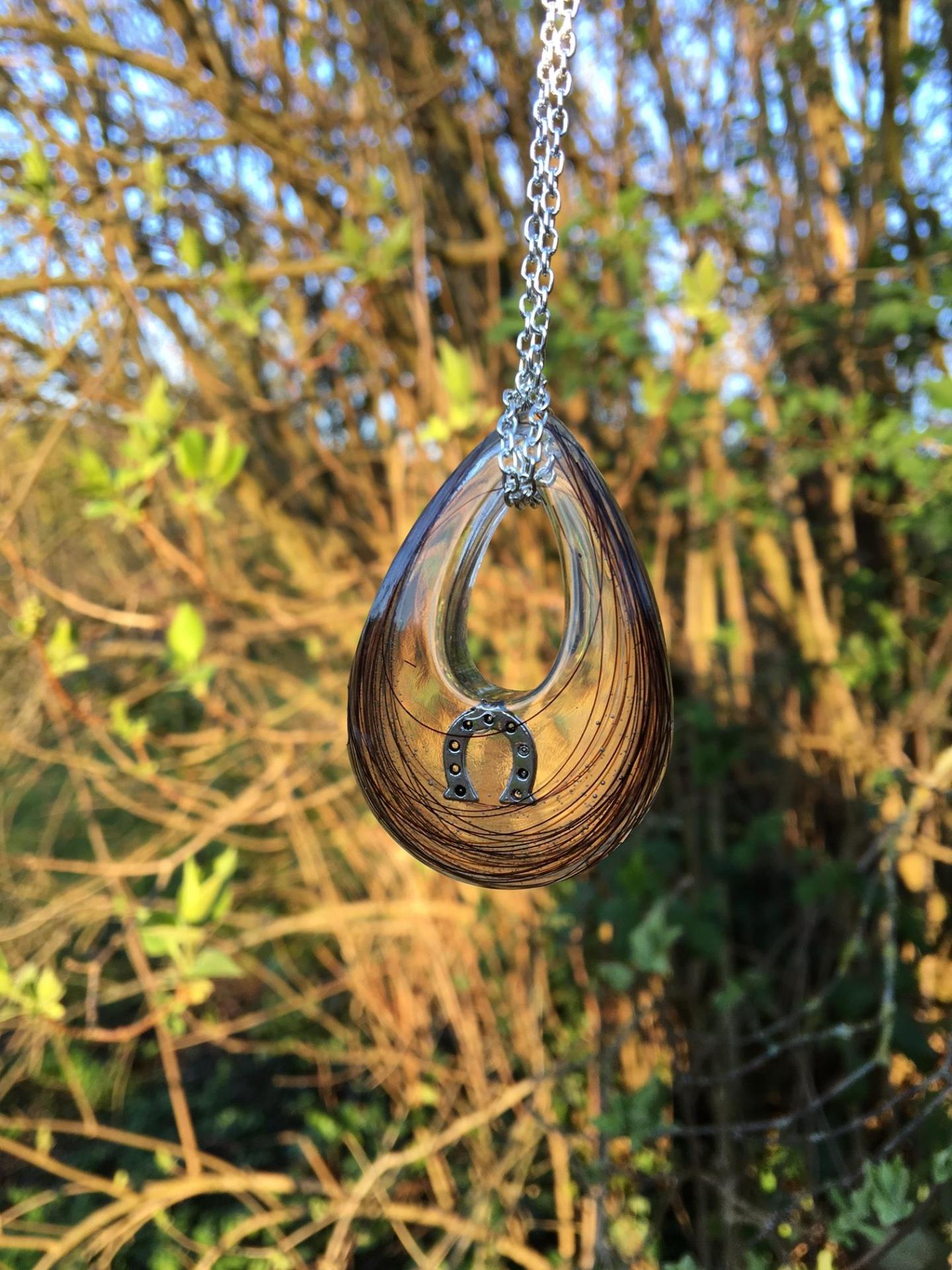 Creation crins bijoux pendentif resine anneau cheval alezan argent