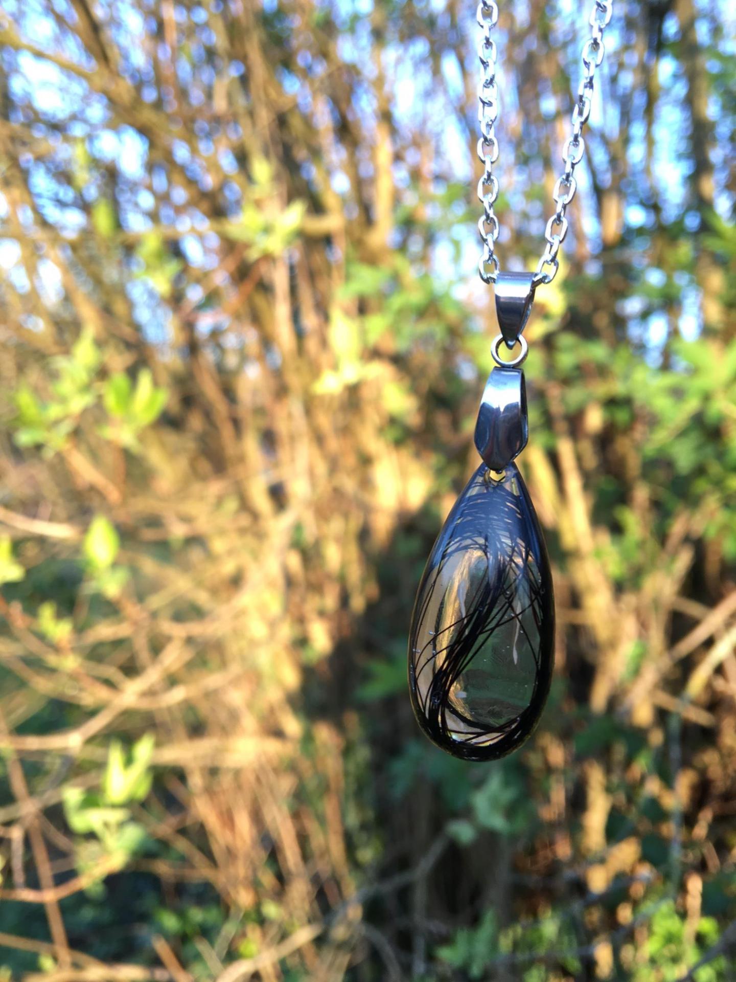 Creation crins bijoux pendentif resine cheval noir acier inoxydable