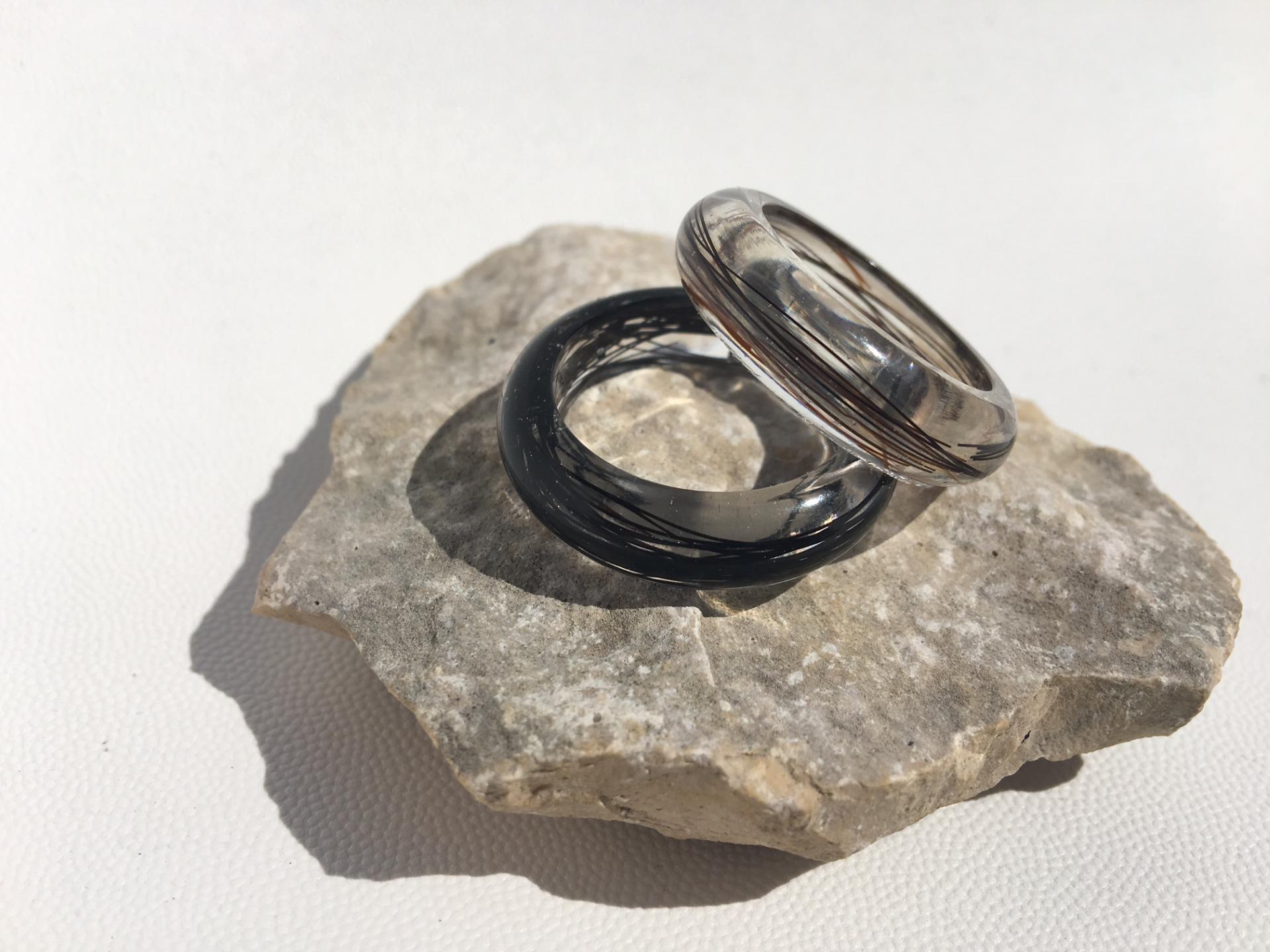 Creation crins cheval bague resine immortel taille epais pouce moderne