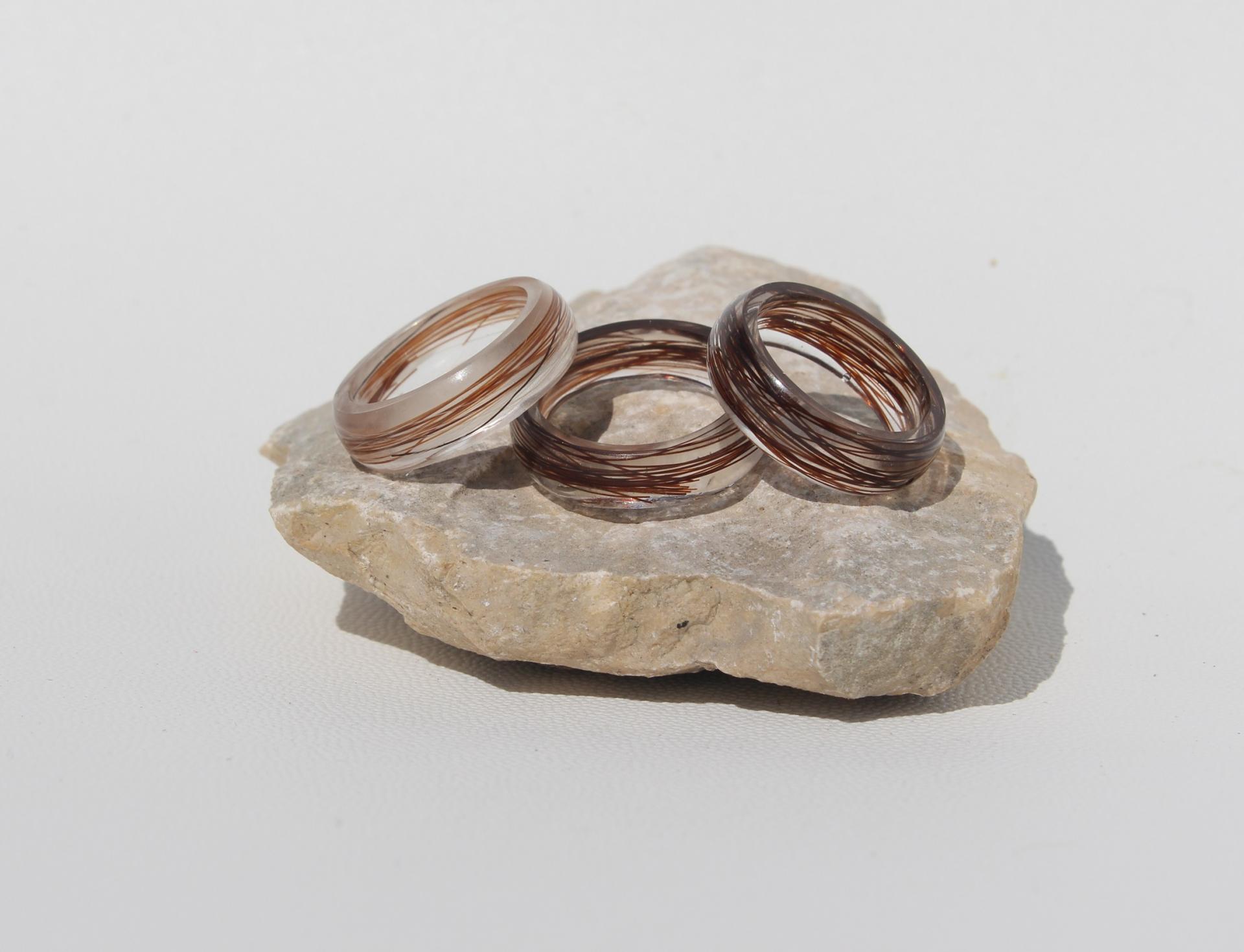 Creation crins cheval bague resine taille moderne design doigt solide sur mesure souvenir memoire