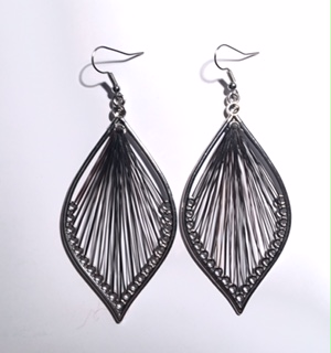 Creation crins cheval bijoux boucle d oreille tissage noir moderne