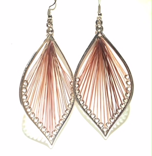 Creation crins cheval bijoux boucle d oreille tisse tissage alezan marron souvenir