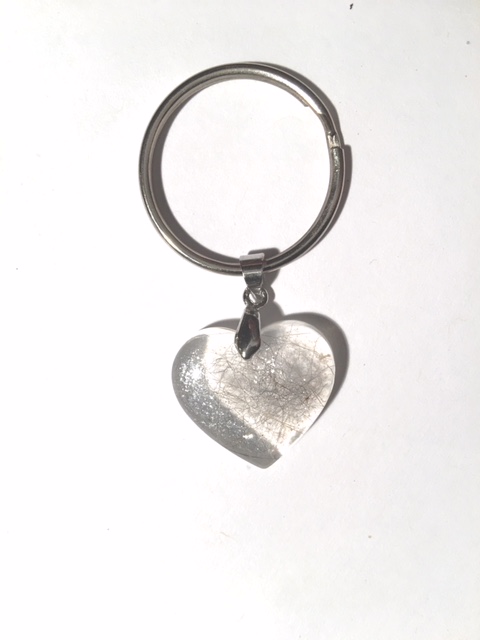 Creation crins cheval bijoux pendentif coeur chien deces porte clef resine