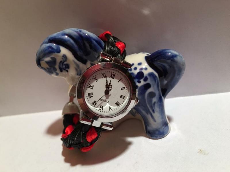 Creation crins cheval montre argent tressage plat rouge colore solide