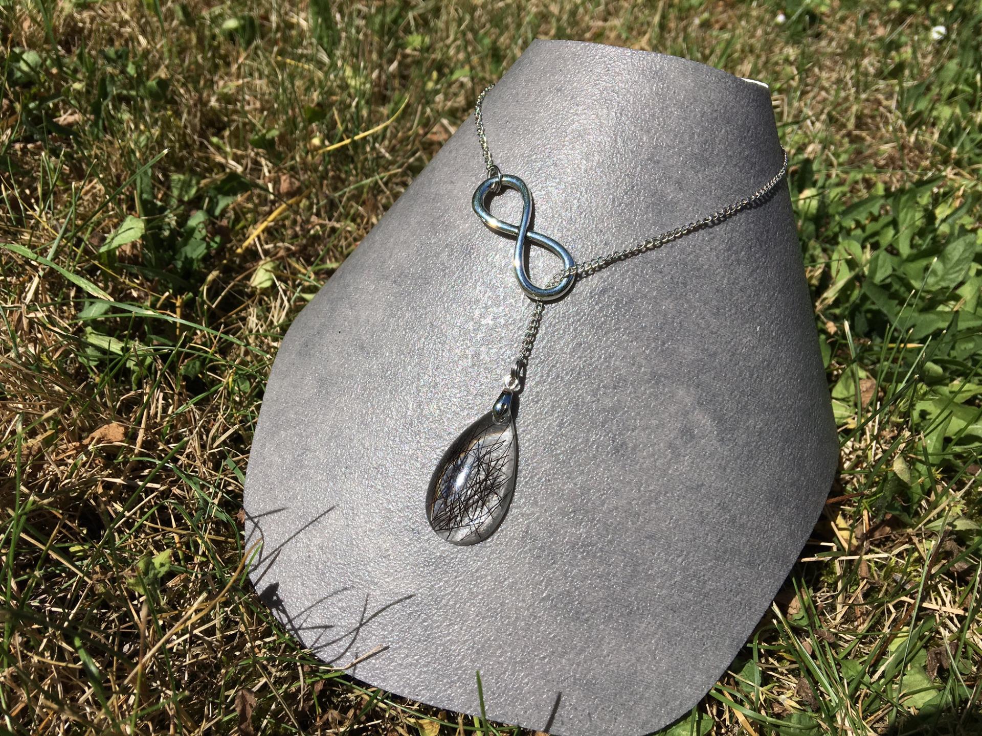 Creation crins cheval pendentif chaine collier signe infini amour eternel resine poils cheveux