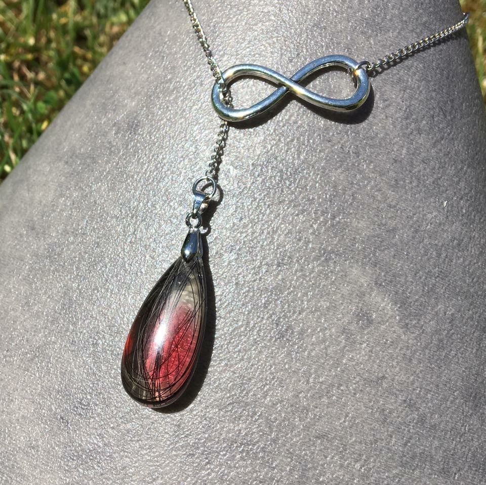 Creation crins cheval pendentif collier chaine infini rouge noir resine souvenir solide pas cher