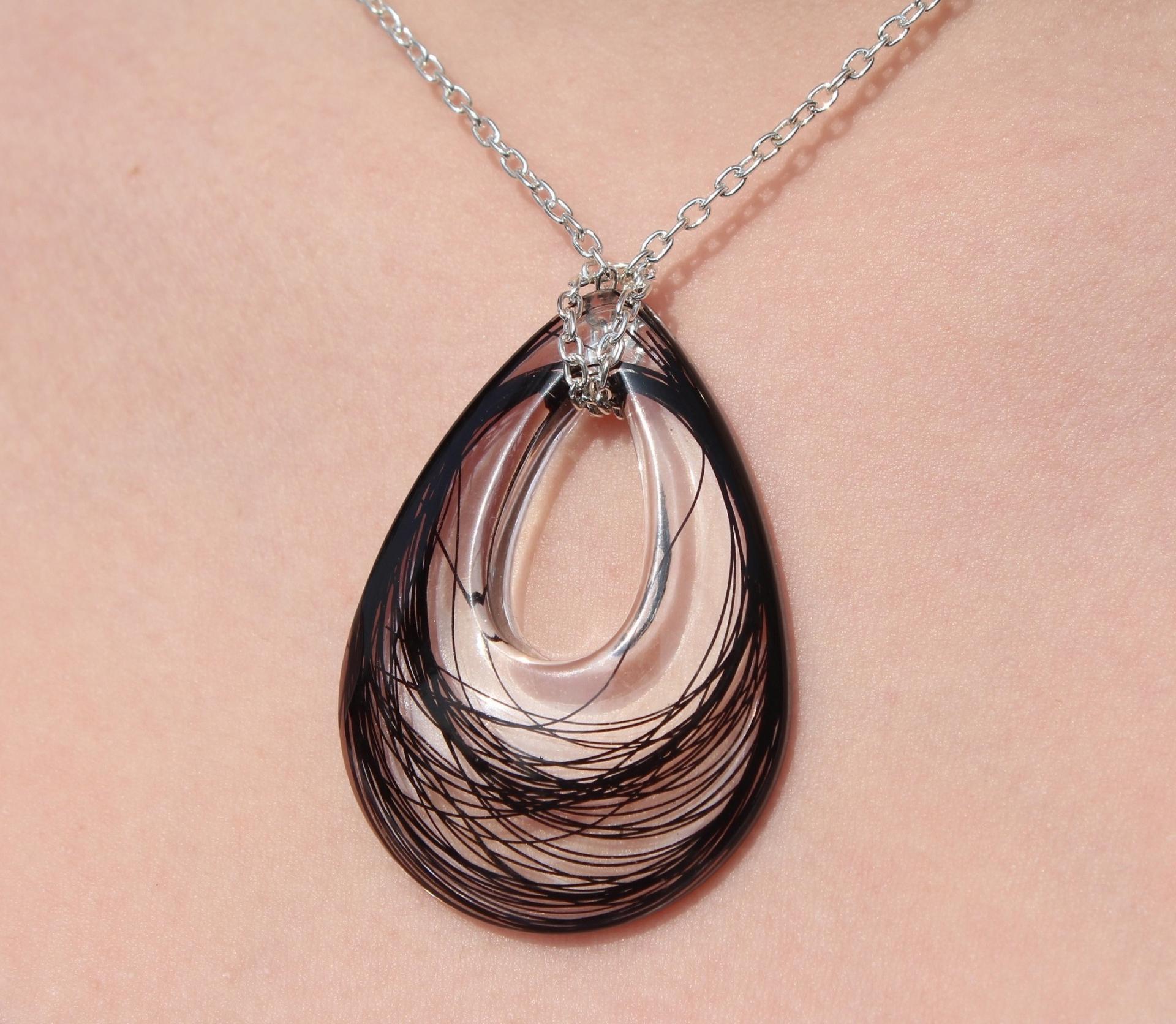 Creation crins cheval pendentif oeil resine gros cuir lacet ras de cou chaine clair design