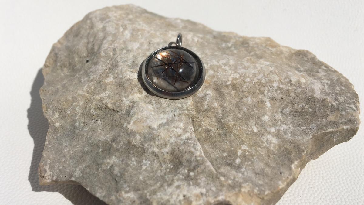 Creation crins cheval pendentif resine acier argent rond discret transparent