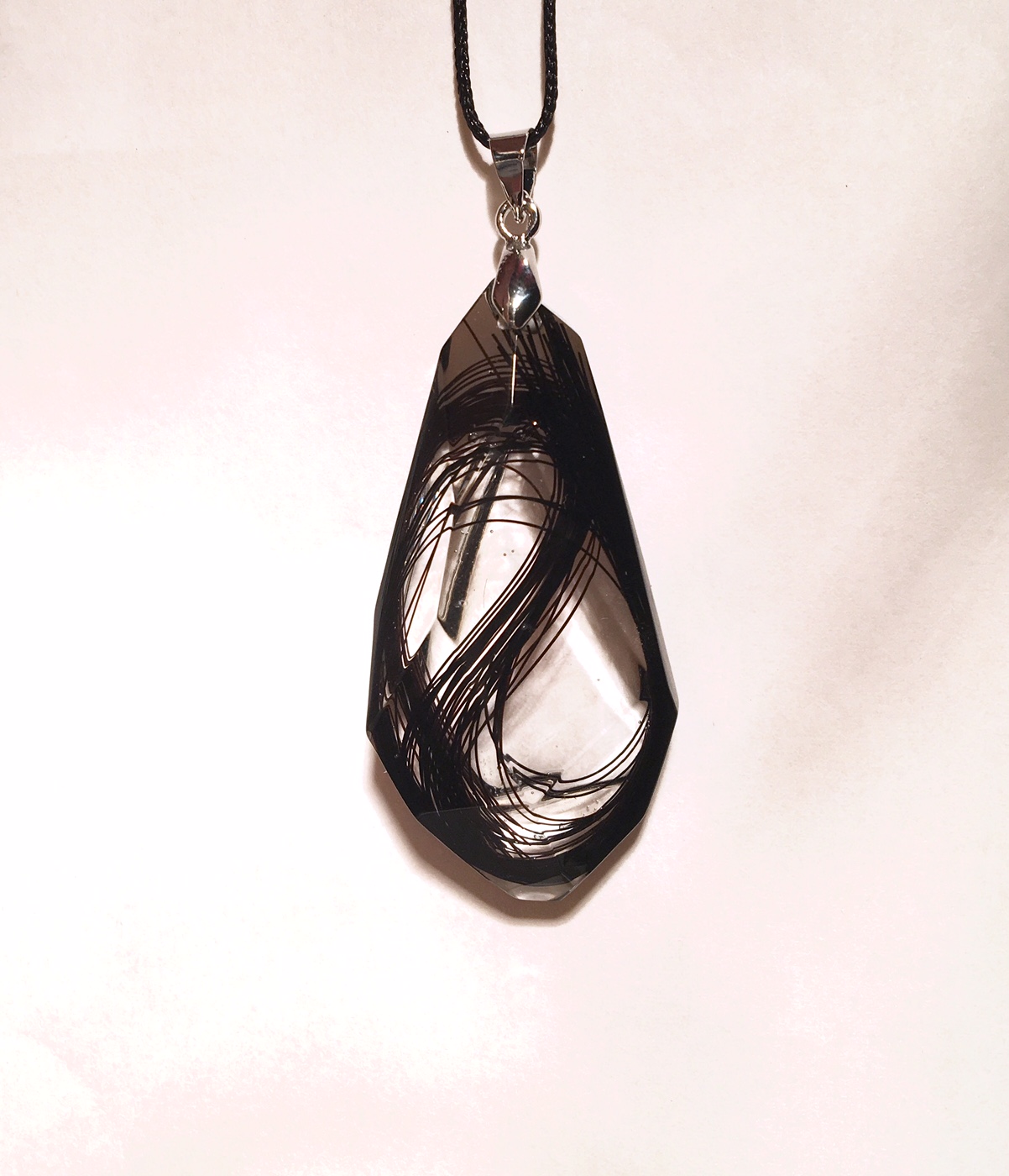 Creation crins cheval pendentif resine acier inoxydable facette noir chaine 1