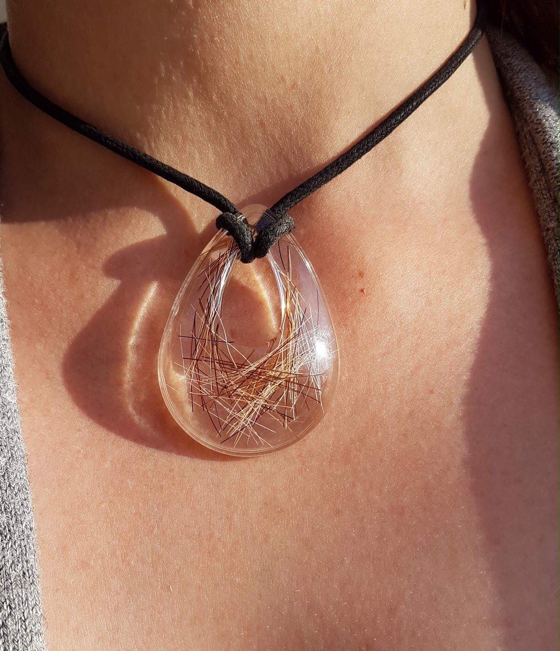 Creation crins cheval pendentif resine cuir lacet ras de cou lumiere souvenir transparent bijoux moderne