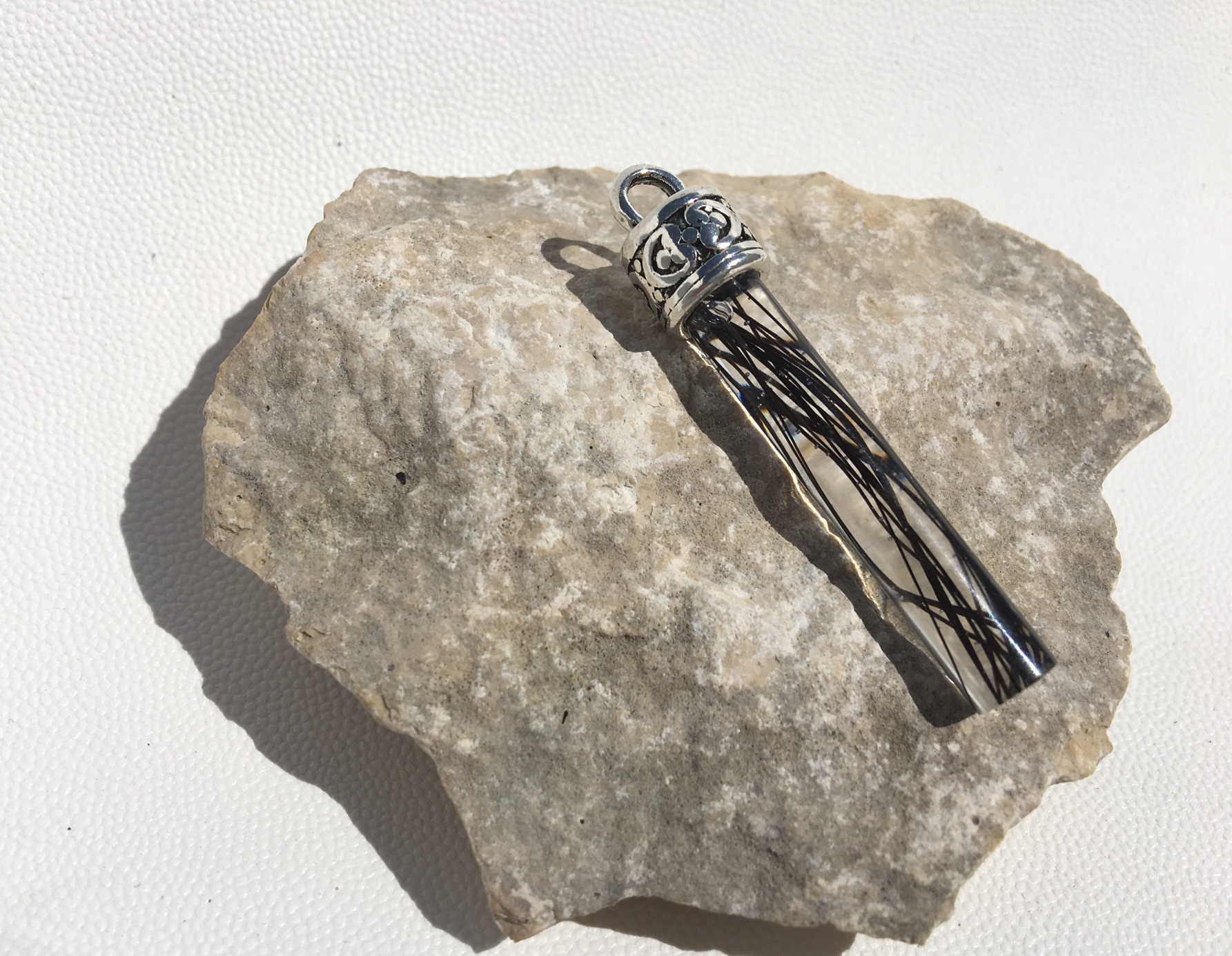Creation crins cheval pendentif resine long tibetain argent dessin moderne