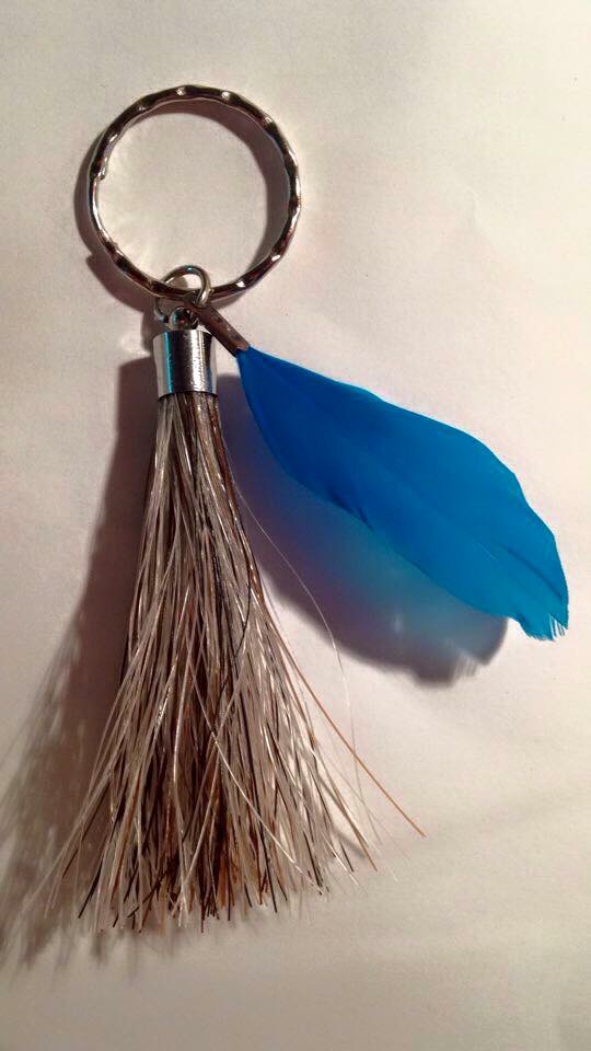 Porte clef personnalisé en crins de cheval avec plume colorée